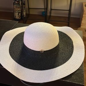 Adrienne Vittadini hat! Worn only a couple times! Like new and in great shape.